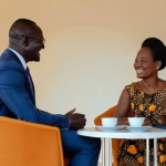기니비사우에서의 비즈니스 문화와 협상 방식 - **"A vibrant and welcoming business meeting taking place in a beautifully decorated room in Guinea-B...
